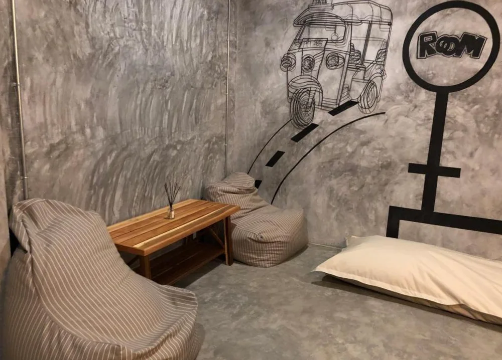 Relaxed seating corner with tuk-tuk wall art