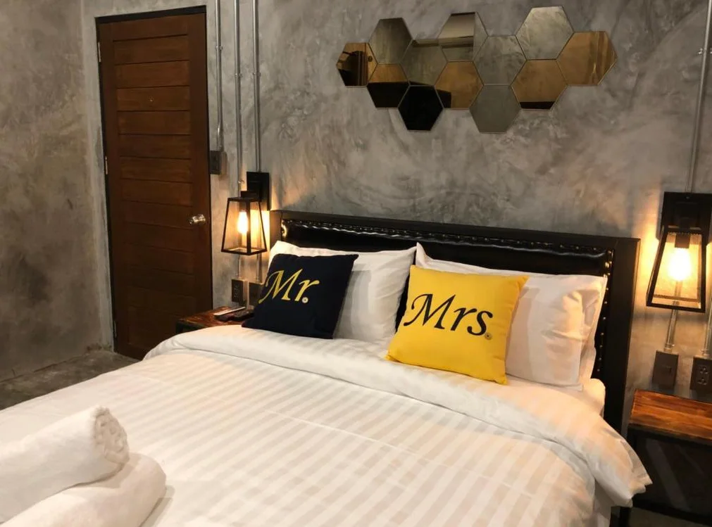 Double bed with warm bedside lamps