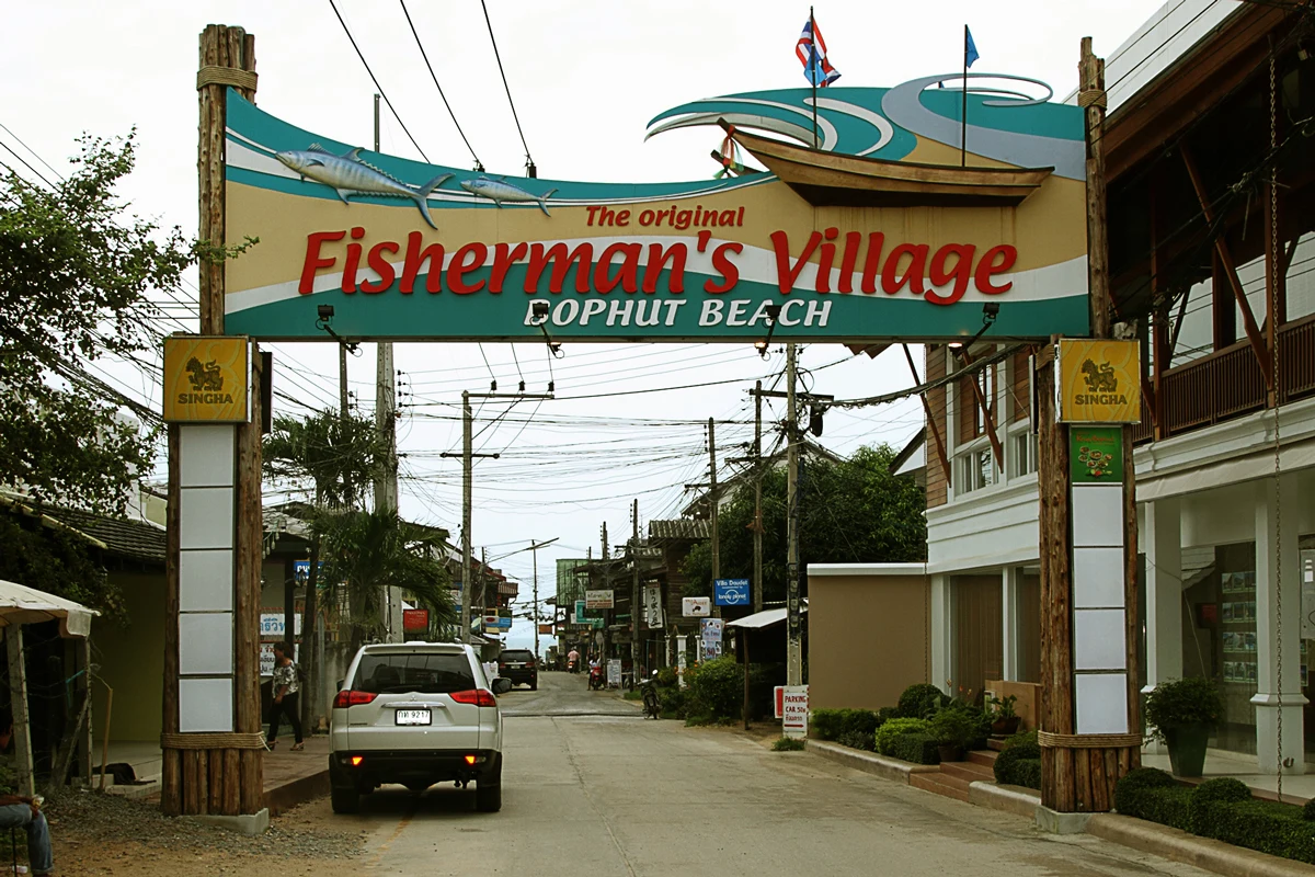 Entrance gate and shopping street in Fisherman’s Village · 2013