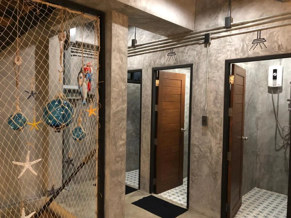 Shared shower entrances with a mesh partition