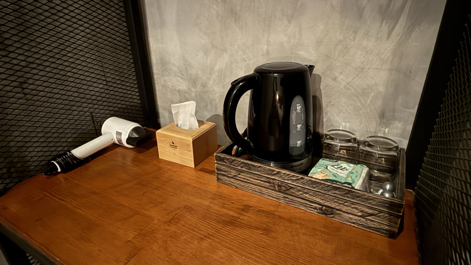 Kettle and drinking glasses on the wooden counter